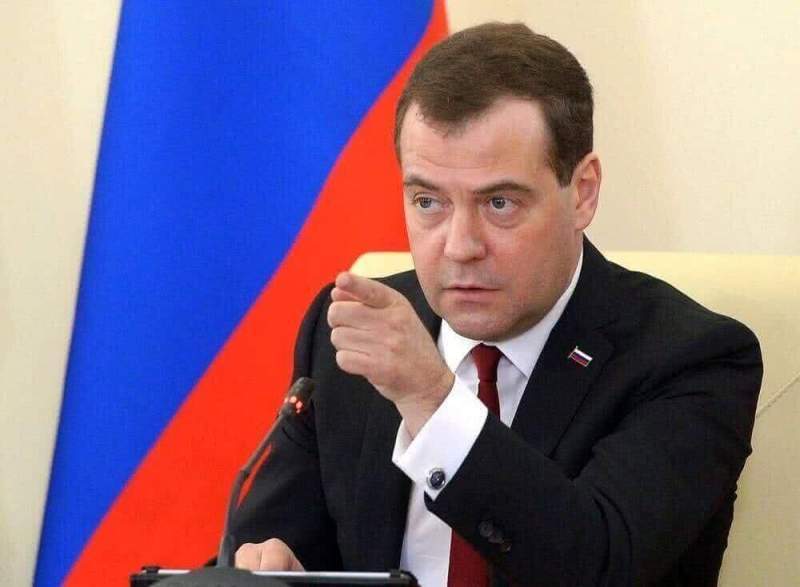 Медведев предостерег от проволочек в обсуждении выплаты пенсионерам