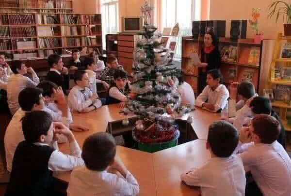 Библиотека Хасавюрта приглашает юных горожан на новогоднюю книжную выставку