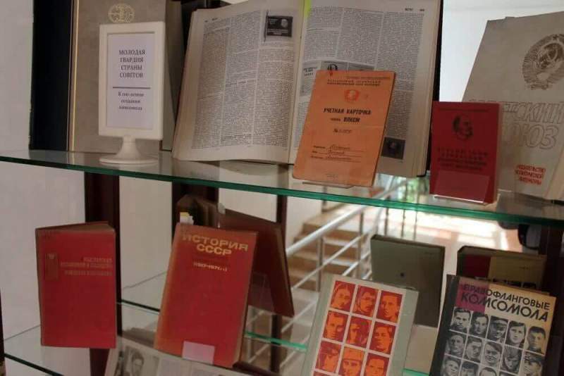 В библиотеке Хасавюрта представлена литература к вековому юбилею российского комсомола