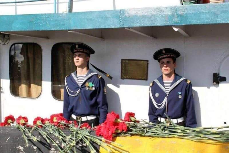 В День ВМФ на буксире-ветеране восстановили мемориальную доску