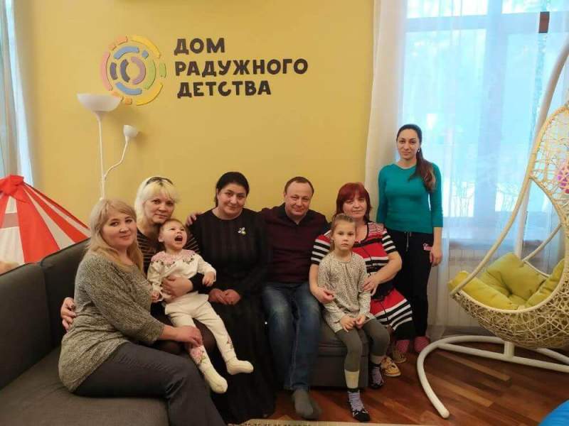 Мама знаменитых сиамских близнецов Зумрият Резаханова приехала в «Дом Радужного Детства» 