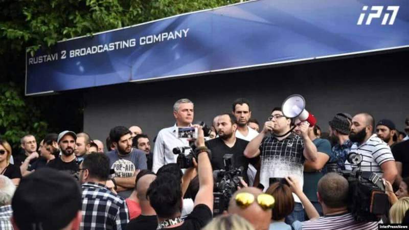 Митингующие перед зданием телеканала в Тбилиси требуют увольнения журналиста