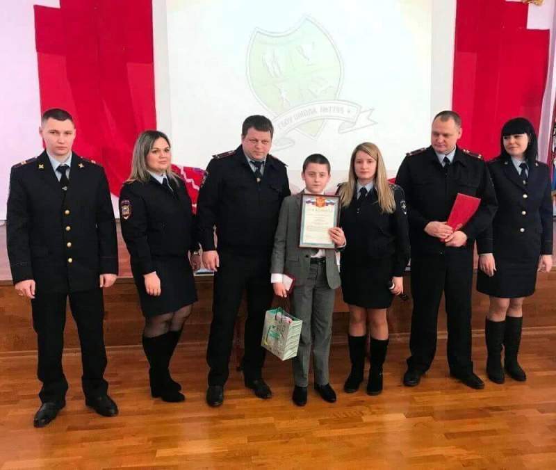 Полицейские УВД по ВАО наградили школьников за проявленную отвагу