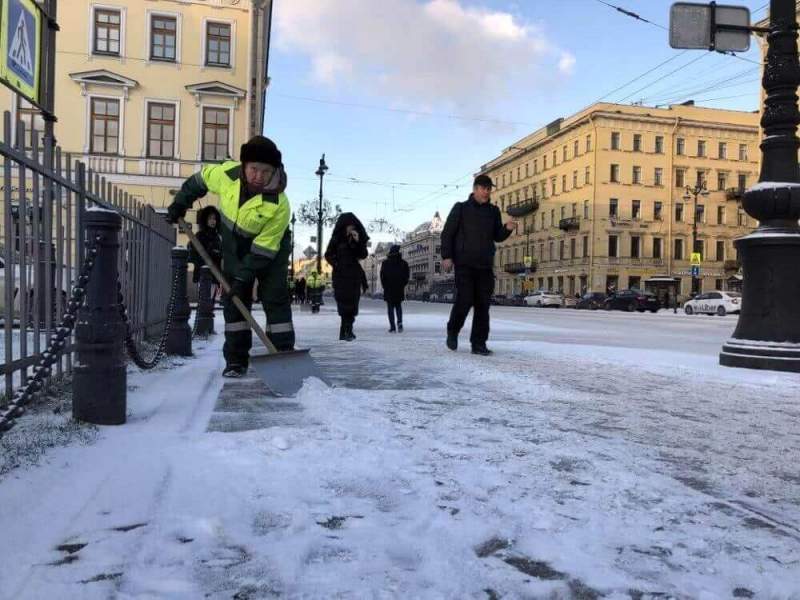 Коммунальщики Петербурга встретили снегопад во всеоружии 