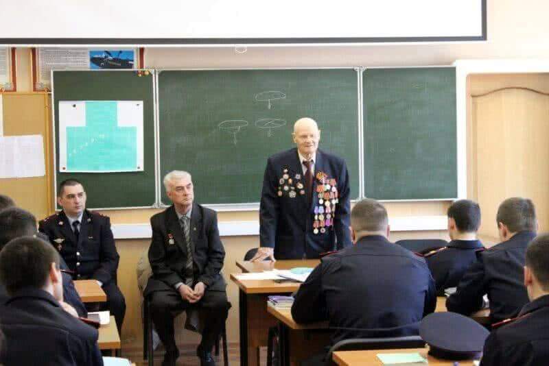 Сотрудники УВД по ВАО поздравили ветерана Великой Отечественной войны с наступающим Днём Победы