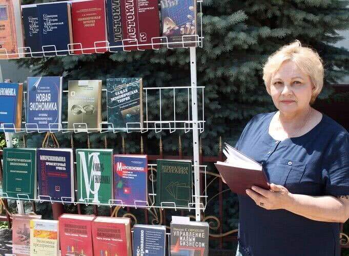 Библиотекари Хасавюрта представляют горожанам научные публикации по экономике России