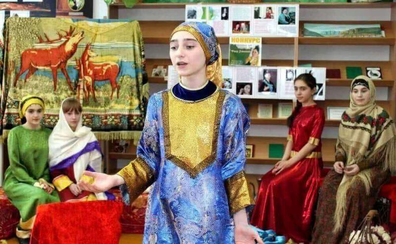 Старшеклассники Хасавюрта знакомят своих сверстников с поэтическим миром Фазу Алиевой