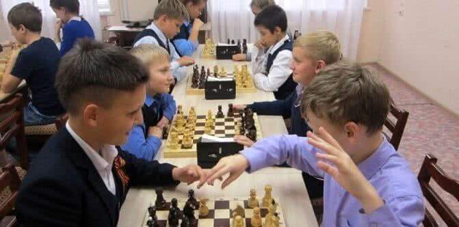 Московских «первоклашек» учат играть в шахматы 