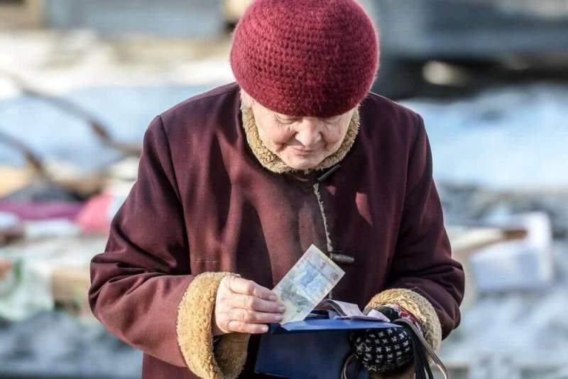 Пенсии на Украине сократились более, чем в два раза
