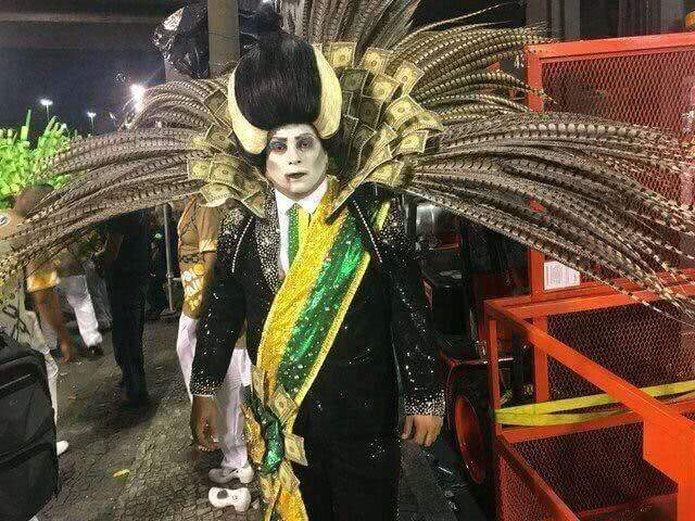 Взрыв в бразильских социальных сетях. Самый лучший карнавал в истории.