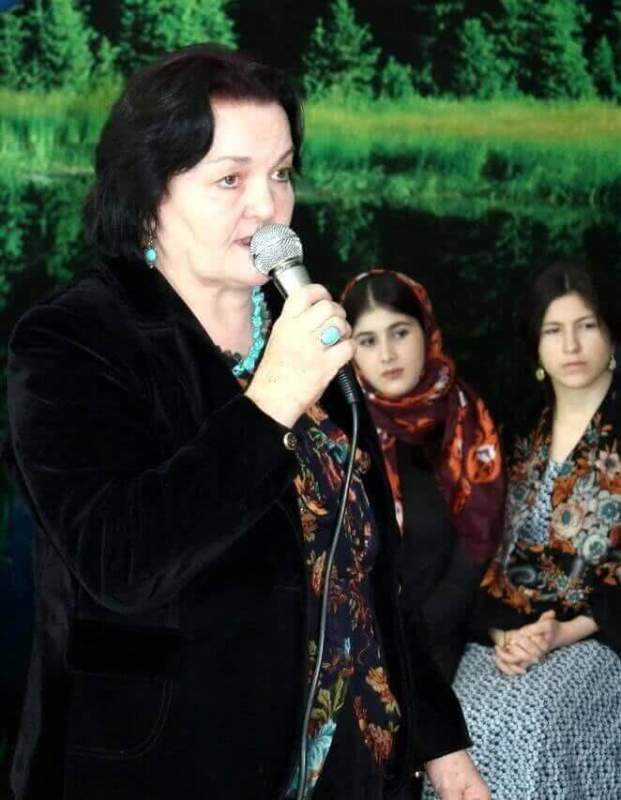 Лирические стихи Фазу Алиевой ученики читали на одной сцене вместе с педагогами