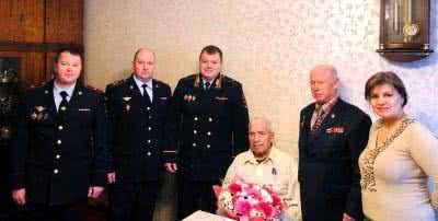 Сотрудники УВД по ВАО поздравили ветерана Великой Отечественной войны с 90-летним юбилеем