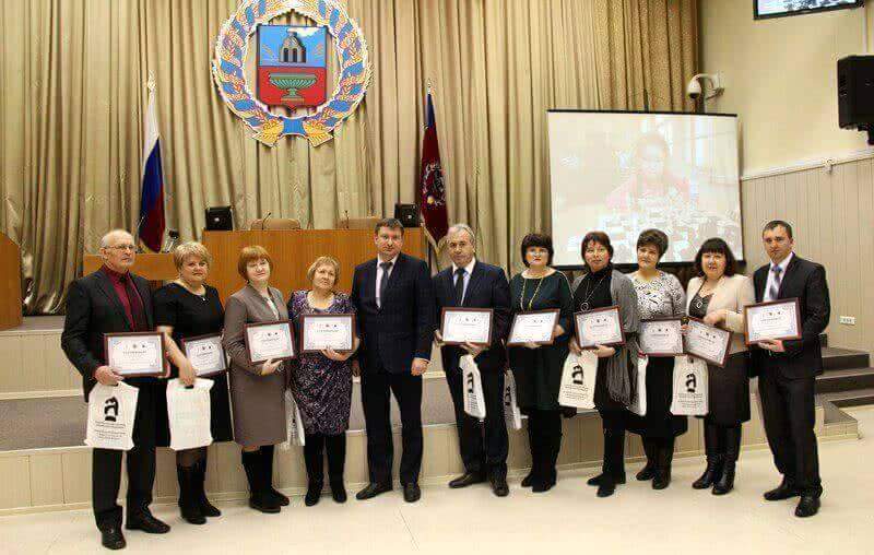 Первым участникам образовательного проекта «Шахматы в школе» из Алтайского края в торжественной обстановке вручили сертификаты и инвентарь