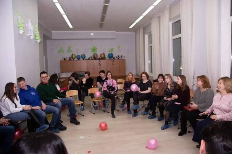 В школе №2120 педагоги встретили выпускников с воздушными шарами