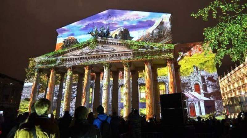 На фасаде Биржи в Петербурге покажут 3D-шоу "Весна прилетела"