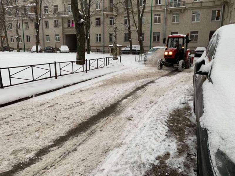 С начала снегопада Государственная жилищная инспекция Санкт-Петербурга организовала выход жилищных инспекторов для контроля за состоянием дворовых территорий, контейнерных площадок, внутриквартальных проездов