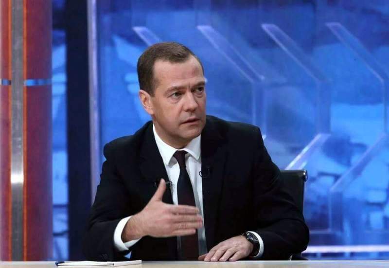 Медведев: Исполнение «майских поручений» президента идет тяжело