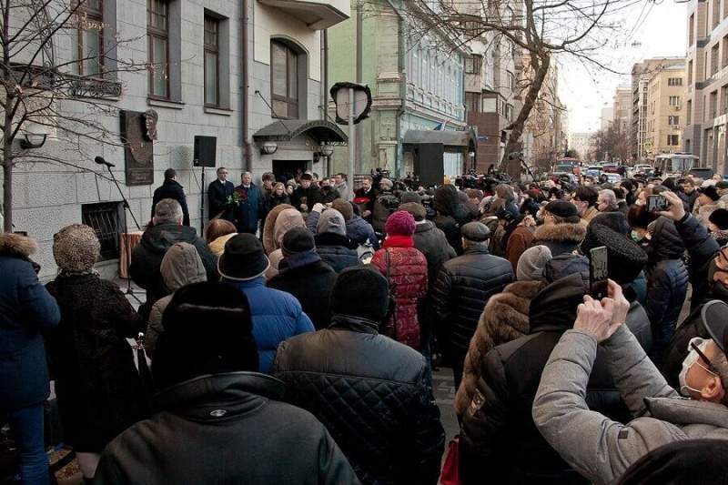 Москвичей поздравили с появлением в столице мемориальной доски Юрию Лужкову