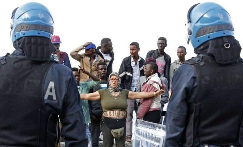 Франция временно разместит беженцев под Парижем