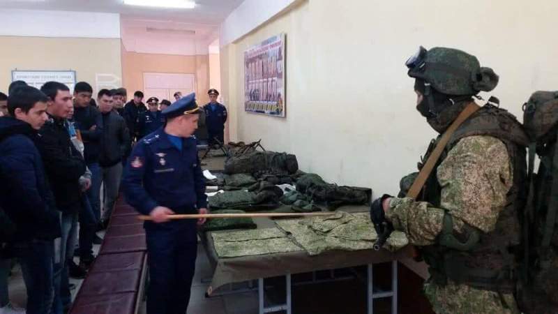 40 призывников Наримановского района посетили военный аэродром