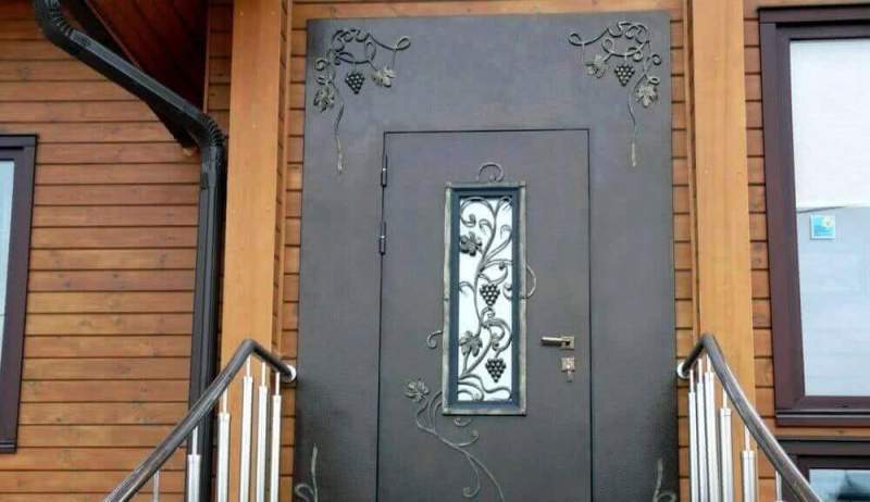 Декоративная отделка дверей