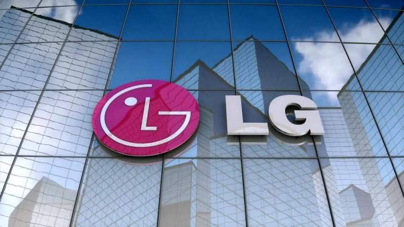 LG установила прозрачные OLED-экраны вместо окон в метро