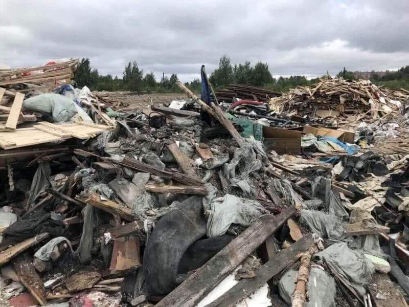 Жителям Рыбацкого достался вид на незаконную свалку