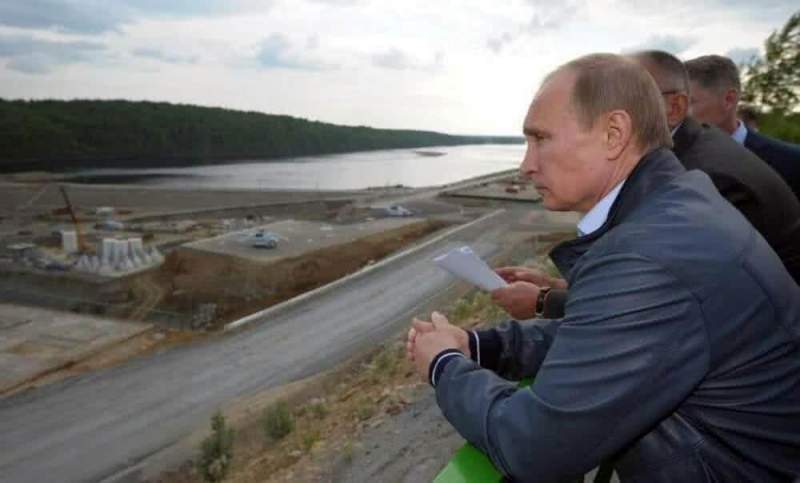 Коммуникации для будущего: Владимир Путин обуздал стихию русских дорог