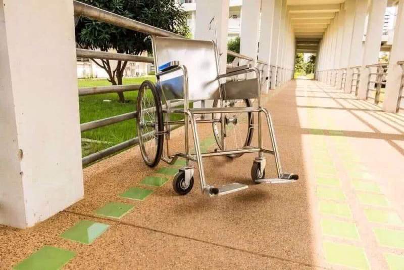 Ученым удалось заново «научить» ходить парализованного мужчину