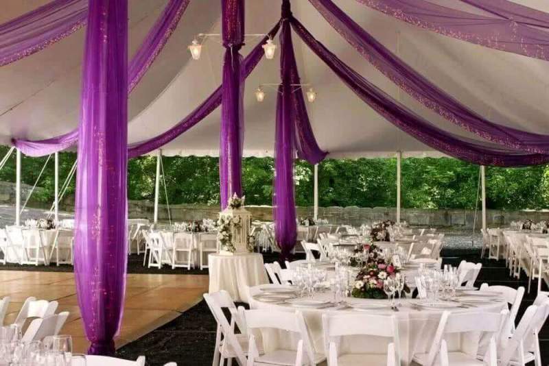Воздушная и легкая свадьба под шатром