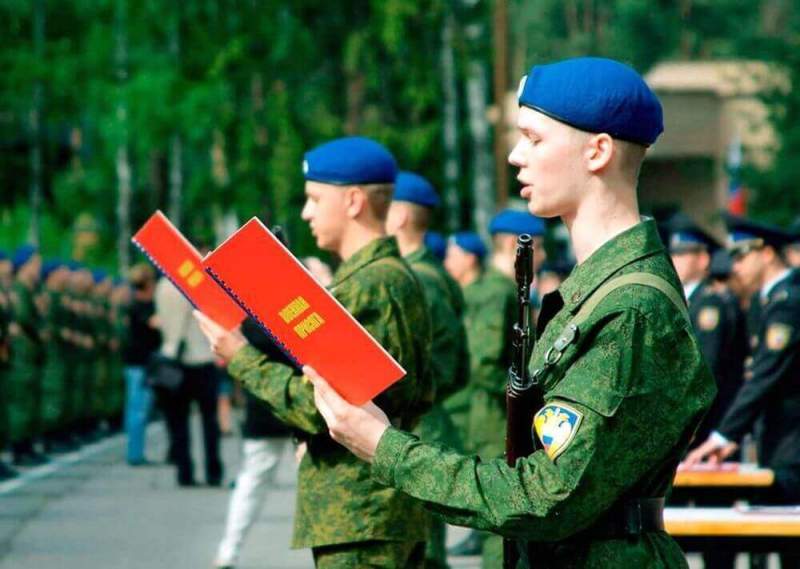 Министр обороны РФ не исключил отмены обязательного призыва в армию
