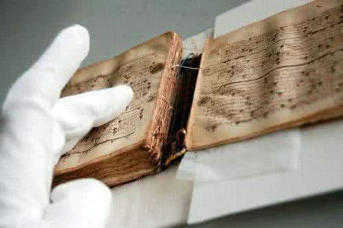 Рукописную книгу конца XVIII века из фонда главной библиотеки Хакасии отреставрируют за счет федерального бюджета