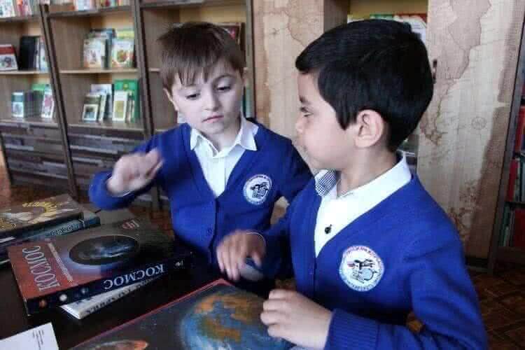 Юные книголюбы Хасавюрта читают книги о космосе и космонавтах