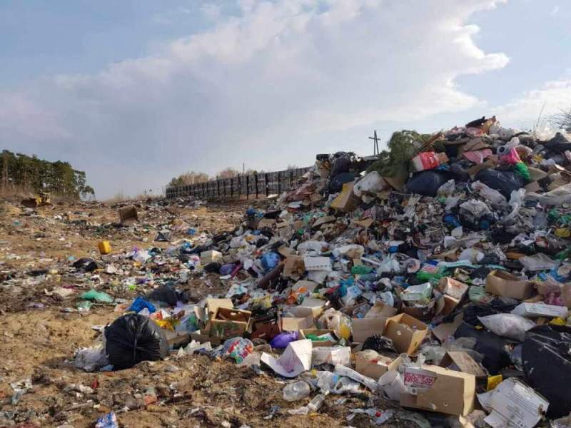 На юго-западе Петербурга активно ширится незаконная свалка