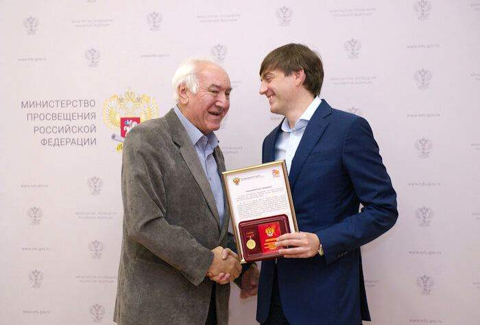 Сергей Кравцов наградил ветеранов профессионально-технического образования
