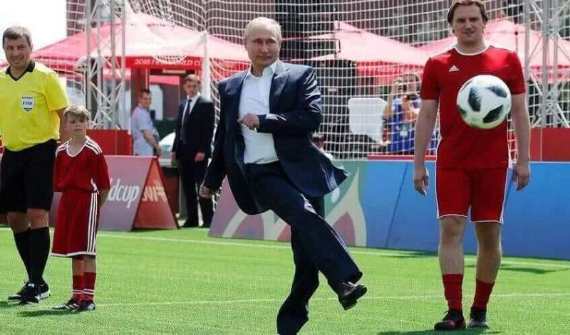 Владимир Путин сыграл в футбол на Красной площади