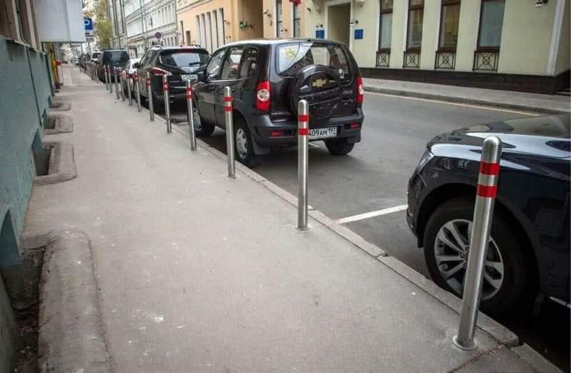 Тесные улицы: в РФ предлагают сократить размер парковочных мест