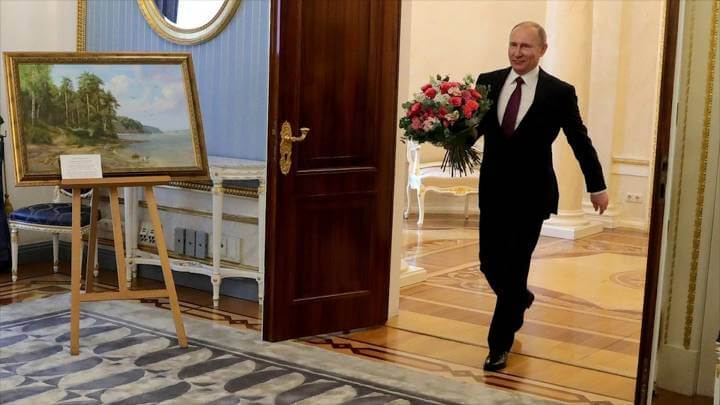 Президент России поздравил дам с Международным женским днем