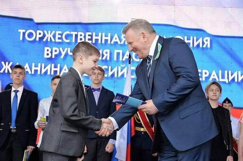 Губернатор Хабаровского края вручил паспорта юным комсомольчанам