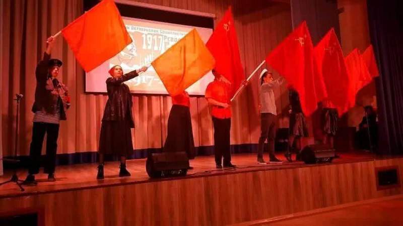 Спектакль, посвященный 100-летию Великой Октябрьской социалистической революции в ГБОУ школа №1195 г.Москвы