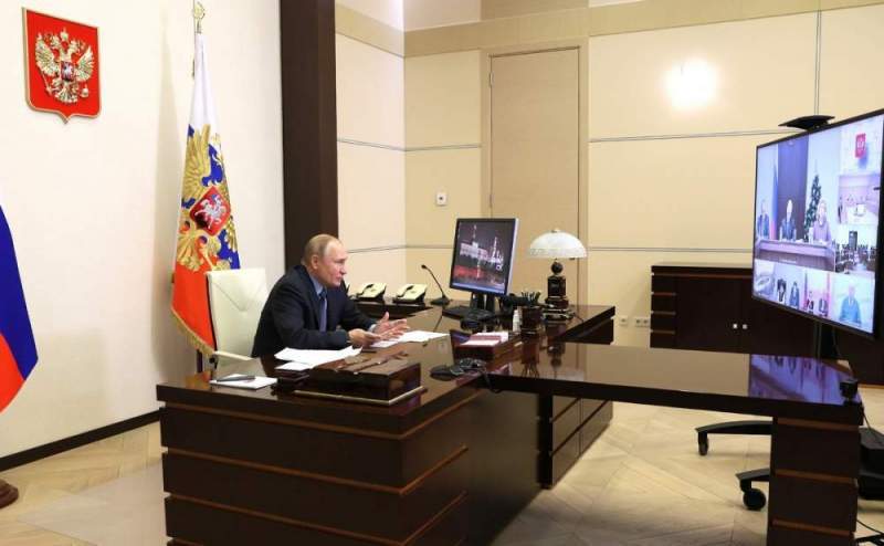 Путин призвал к сдержанности при принятии решений по QR-кодам