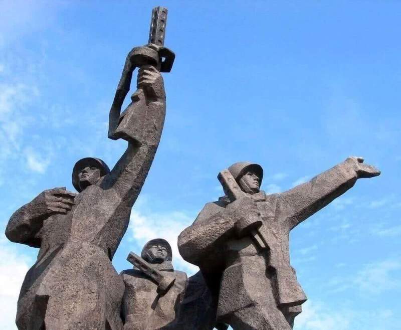 В Латвии осквернили еще один памятник советским солдатам