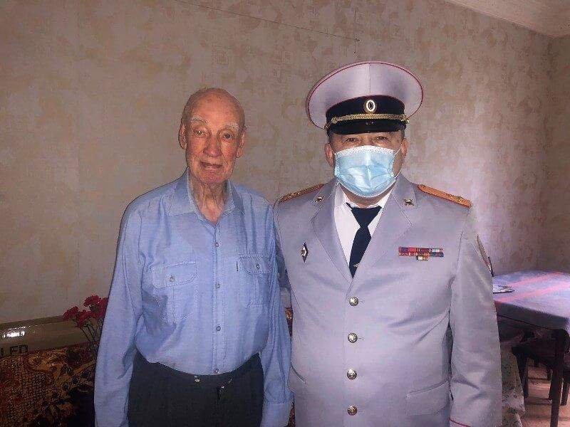 Начальник тыла УВД по ЮВАО Равиль Шегабудинов поздравил 97-летнего ветерана ВОВ Николая Первушина