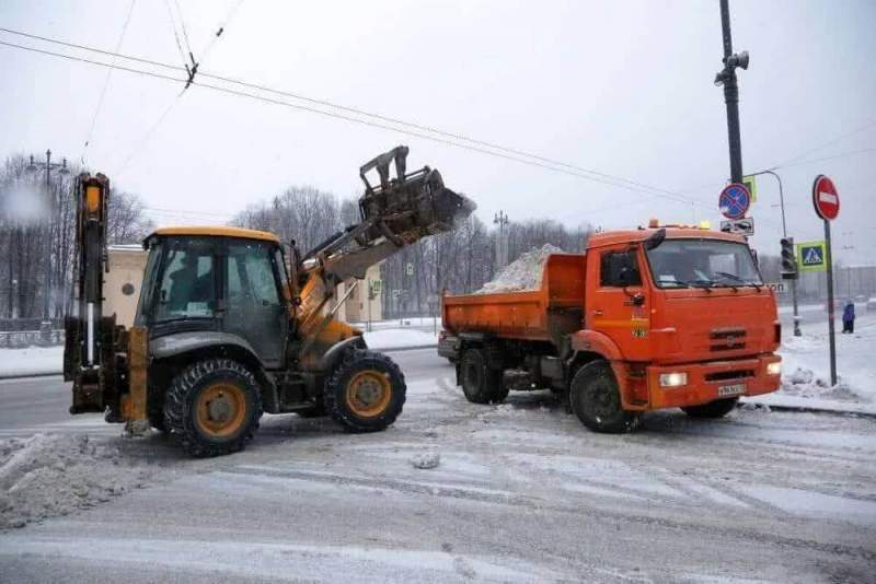 Борьба со стихией: улицы Санкт-Петербурга практически полностью очищены от снега