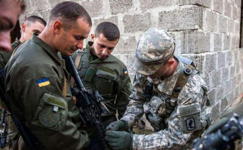 Западный инструктор с украинскими военными