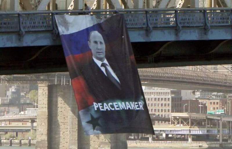 Баннер на мосту в Нью-Йорке с изображением Владимира Путина