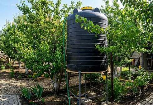 Организация полива газона с использованием пластиковых накопителей