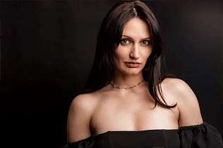 «ОНА»: спектакль о счастье, который задаёт вопросы, а не даёт ответы