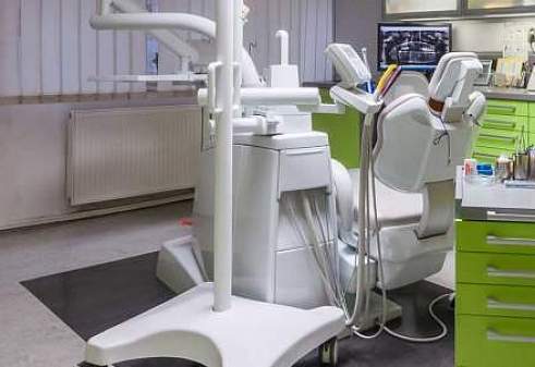 Mikroskopická endodoncie Praha – proč je endodontické ošetření pod mikroskopem cena investicí do zdraví vašich zubů