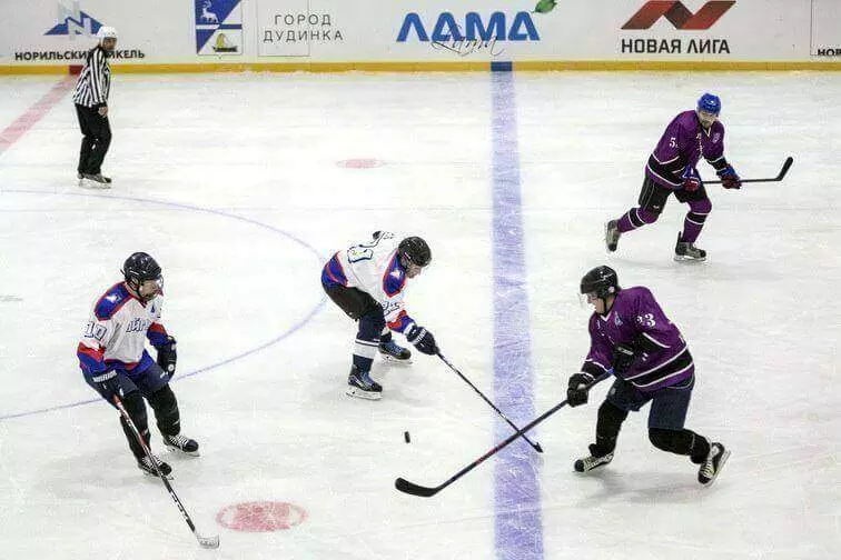 На самой северной ледовой арене «Таймыр» состоялся первый матч хоккейного сезона 2016-17 гг.